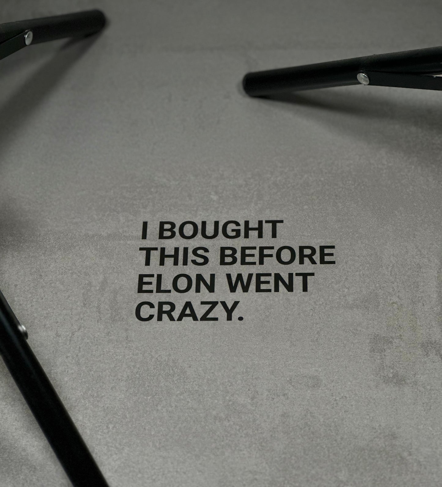 "I BOUGHT THIS BEFORE ELON WENT CRAZY." - Sticker, schwarze Schrift - transparenter Hintergrund